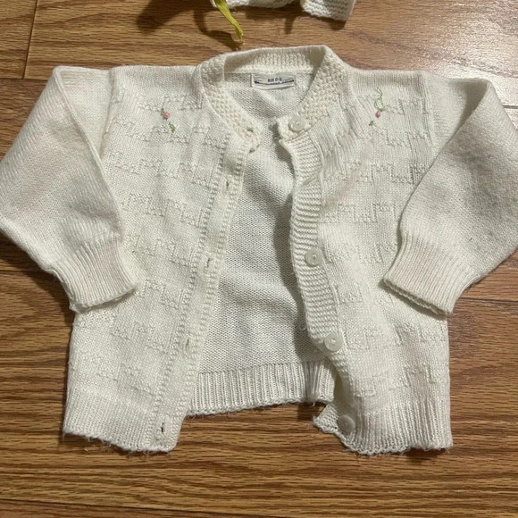 Vintage 60s / 70s Baby Sweater & Hat 0-6 Months - Picture 3 of 4